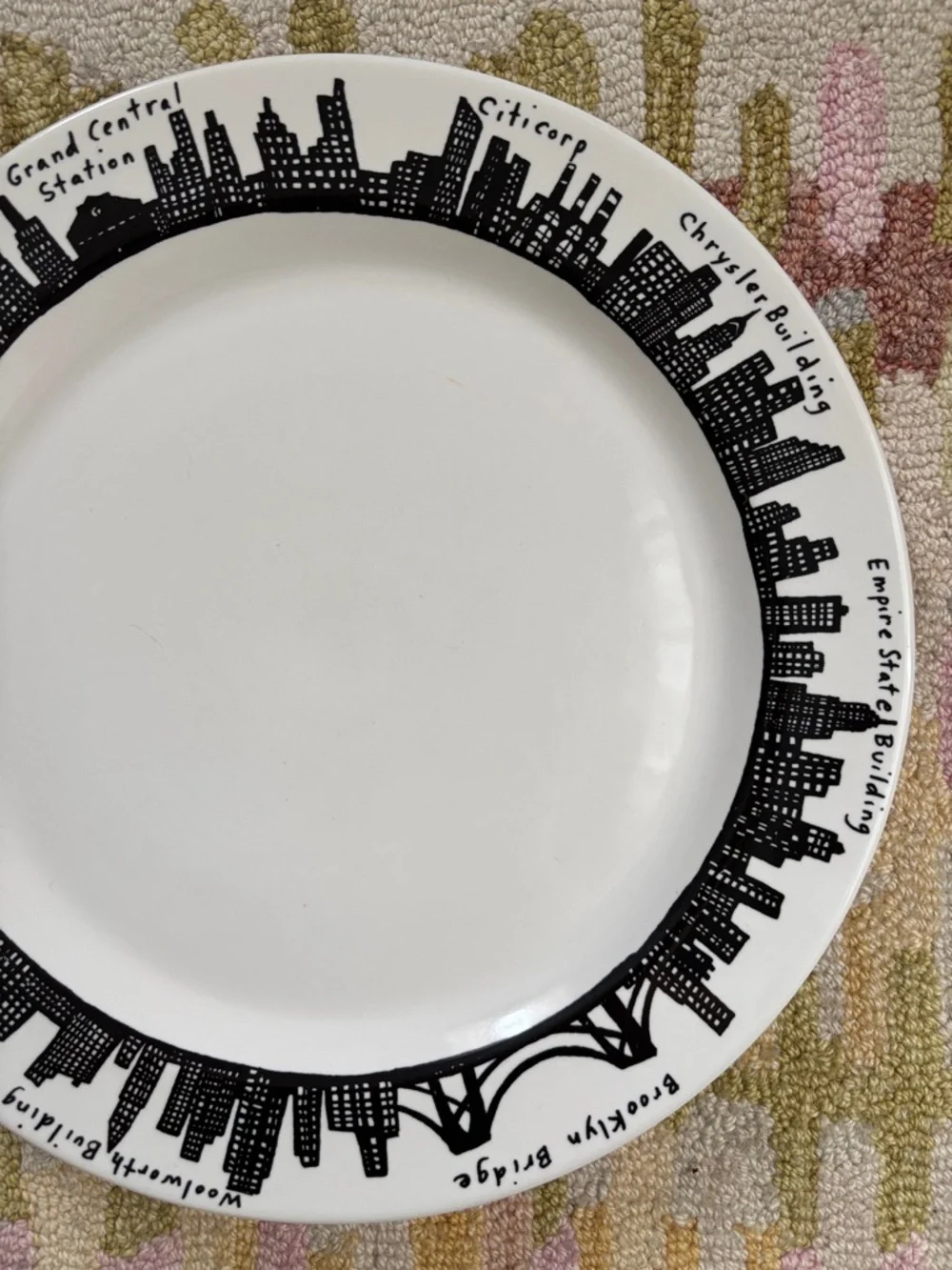 FISHS EDDY 212 Skyline Plate New York Skyline NYC icons (includes Twin Towers)